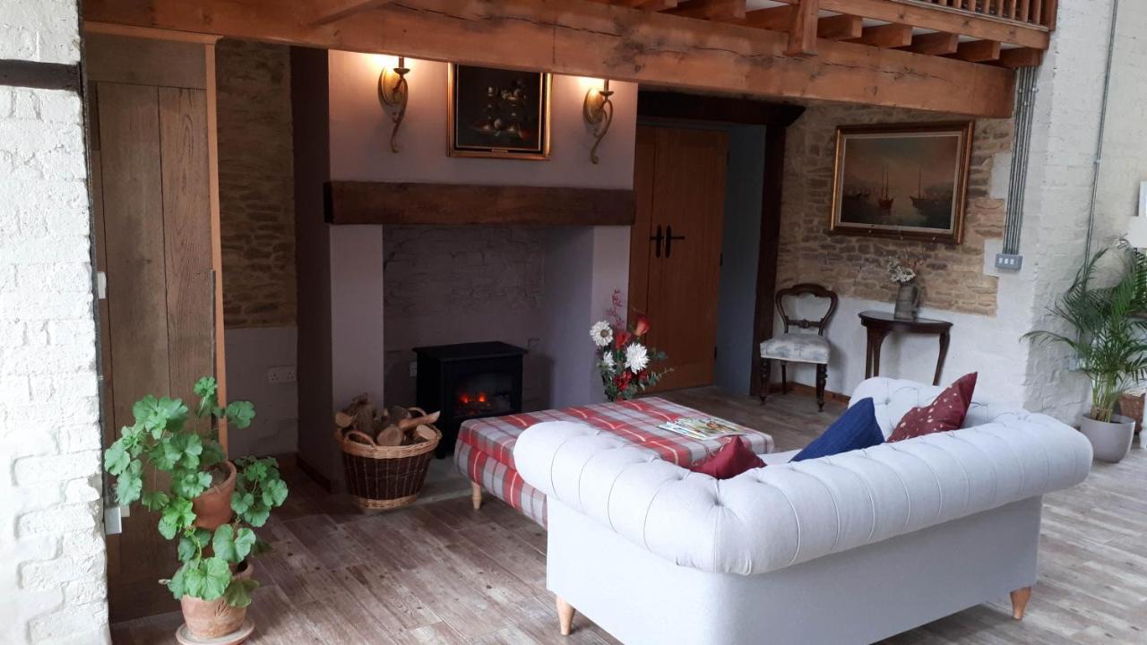 The Byre North End Farm Bed & Breakfast Ashton Keynes Exterior photo
